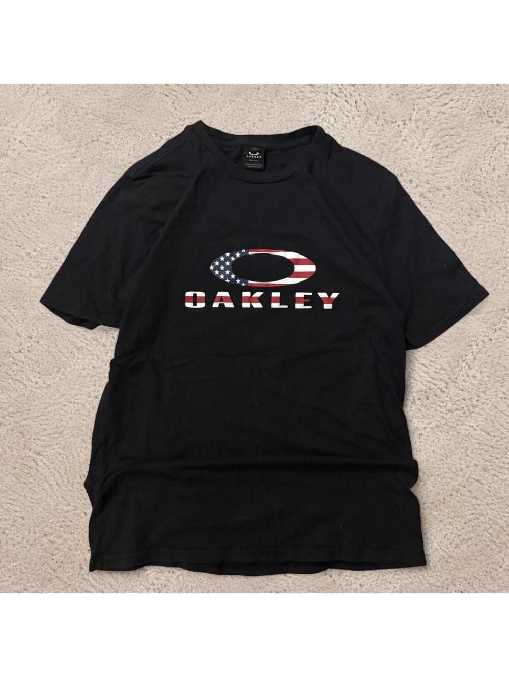 Beautiful vintage style Y2K Oakley tee.
